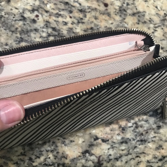 Coach wallet 3/4 zip - Picture 5 of 8